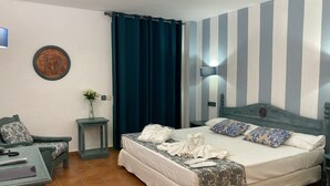 Suite, Bathtub | In-room safe, desk, blackout drapes, individually decorated - Hotel Almagro (Almagro)
