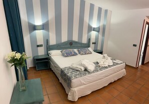 Suite, Bathtub | In-room safe, individually decorated, individually furnished, desk - Hotel Almagro (Almagro)