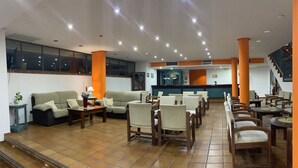32-inch flat-screen TV with digital channels, TV - Hotel Almagro (Almagro)