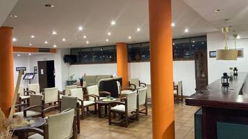 تلفزيون بشاشة مسطحة بحجم 32-بوصة يعرض قنوات تلفزيونية رقمية، تلفزيون