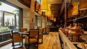 Desayuno buffet diario (INR 1200 por persona)