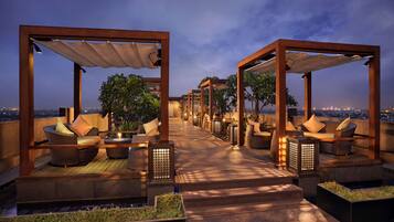 2 bars/lounges, rooftop bar, wine bar