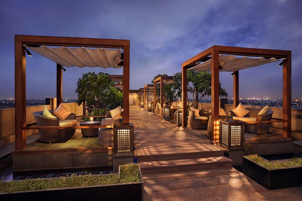 2 bares o lounges, bar en la azotea, bar de vinos 