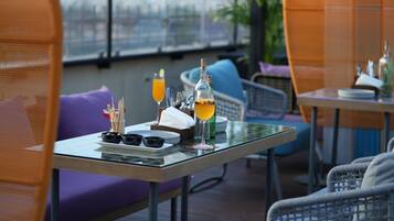 5 restaurants, breakfast, lunch, dinner served; international cuisine