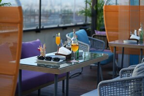 5 restaurants, breakfast, lunch, dinner served; international cuisine 