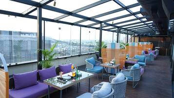 5 restaurants; breakfast, lunch, dinner and brunch served