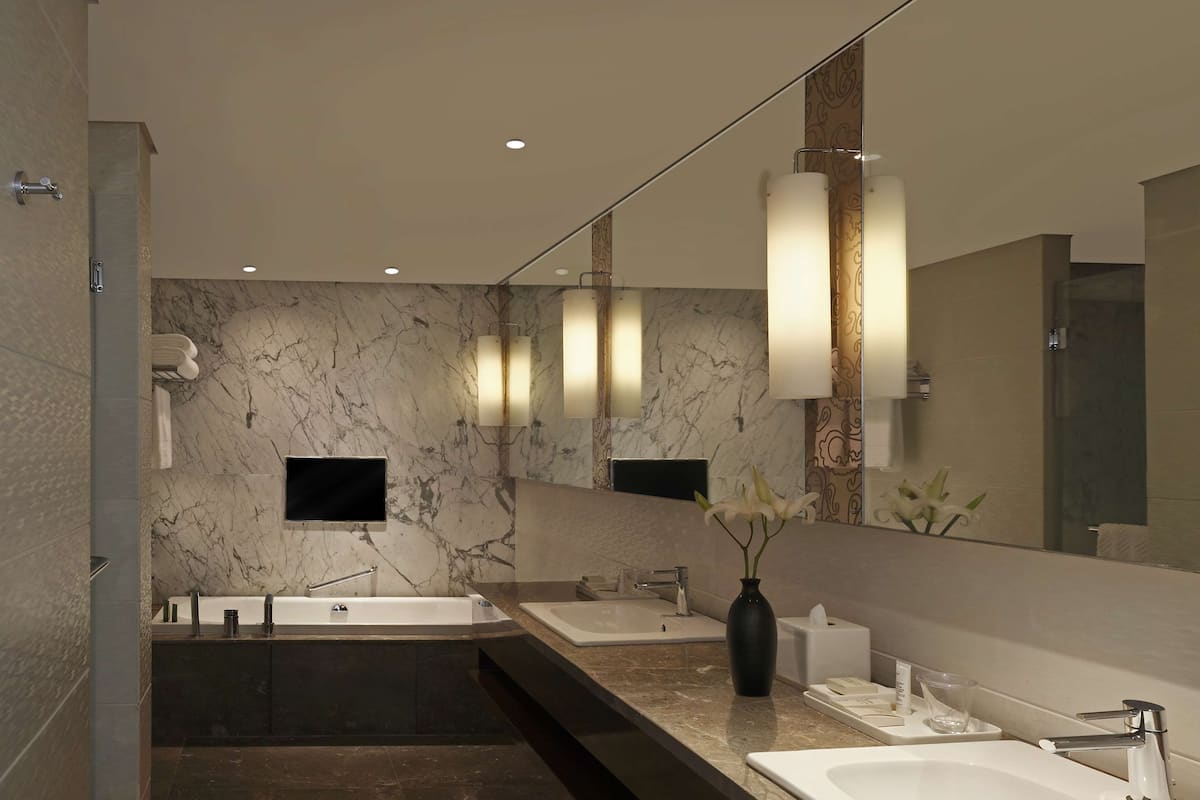 king hilton, executive suite | bathroom | separate bathtub and shower, deep-soaking bathtub, rainfall showerhead