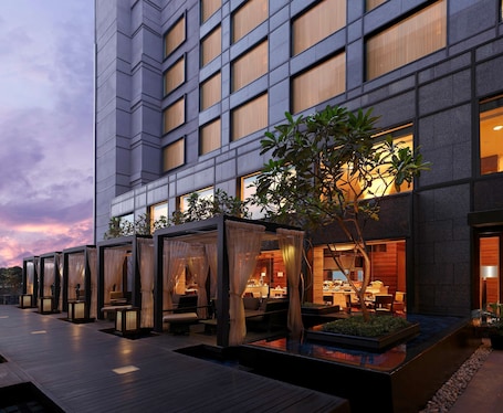 5 restaurantes; se sirve desayuno, almuerzo y cena; cocina internacional