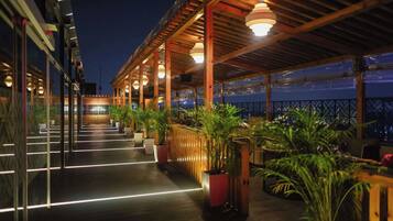 5 restaurants, breakfast, lunch, dinner served; international cuisine