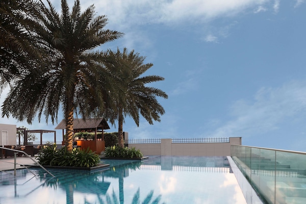 AuĂenpool, geöffnet von 06:00 Uhr bis 19:00 Uhr, LiegestĂŒhle