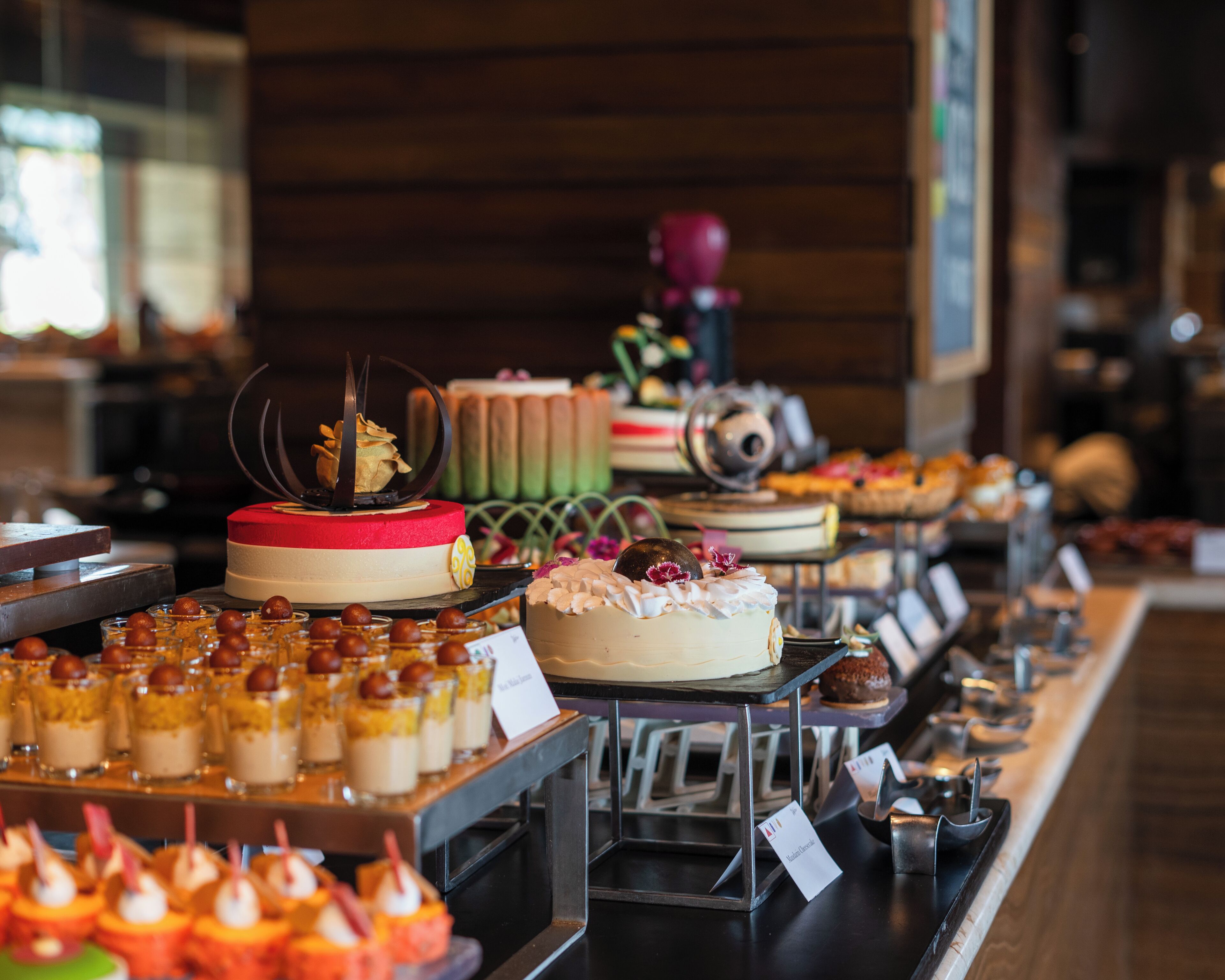 Een buffet met verschillende desserts en gebak.