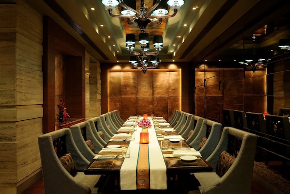 5 restaurants, breakfast, lunch, dinner served; international cuisine 