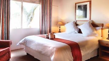Minibar, in-room safe