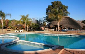 季节性开放的室外游泳池