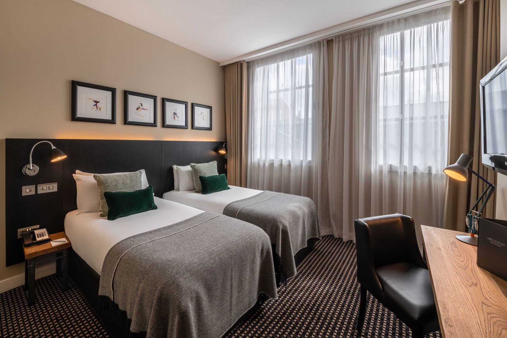 Literie hypoallergénique, coffres-forts dans les chambres, bureau