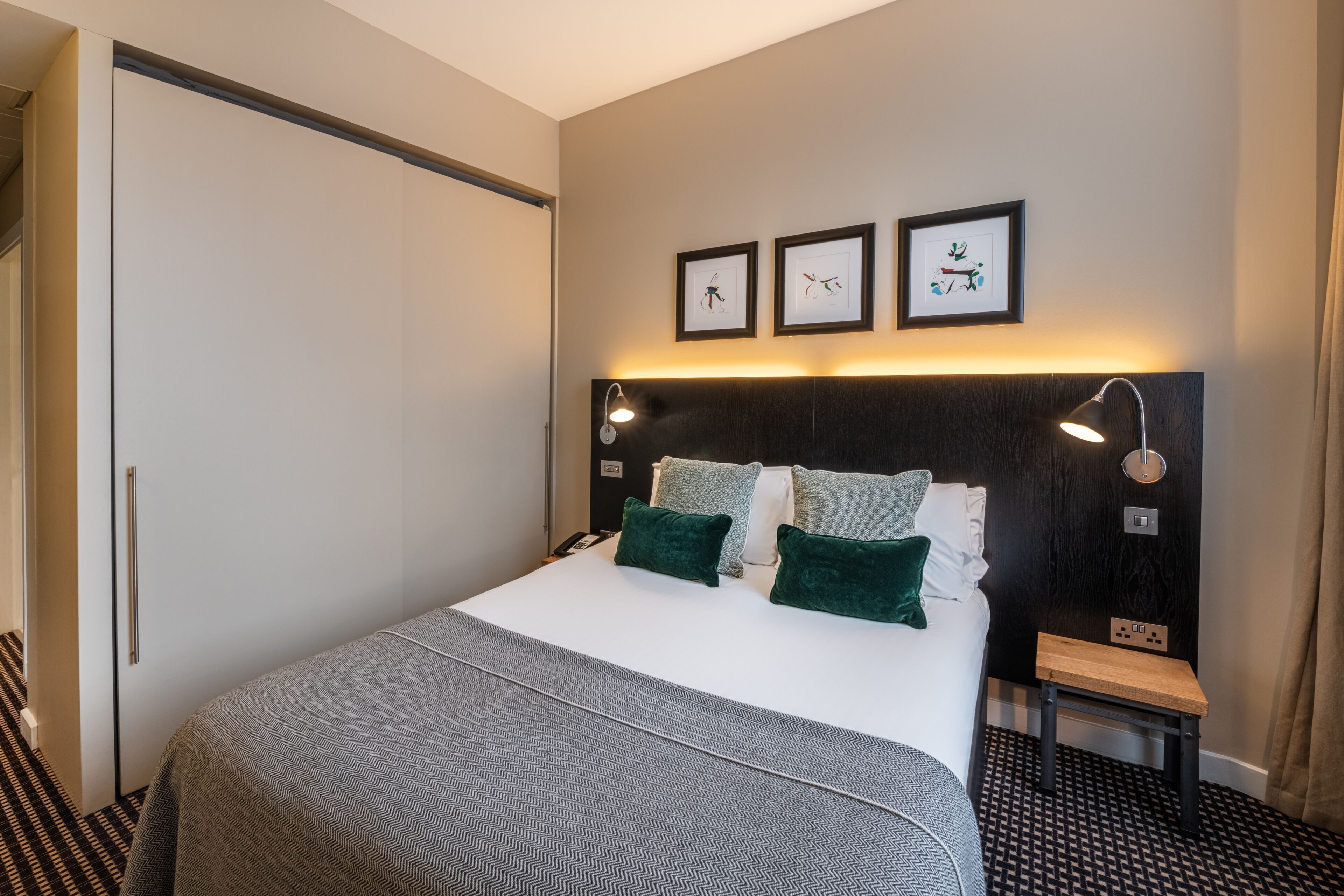 Literie hypoallergénique, coffres-forts dans les chambres, bureau