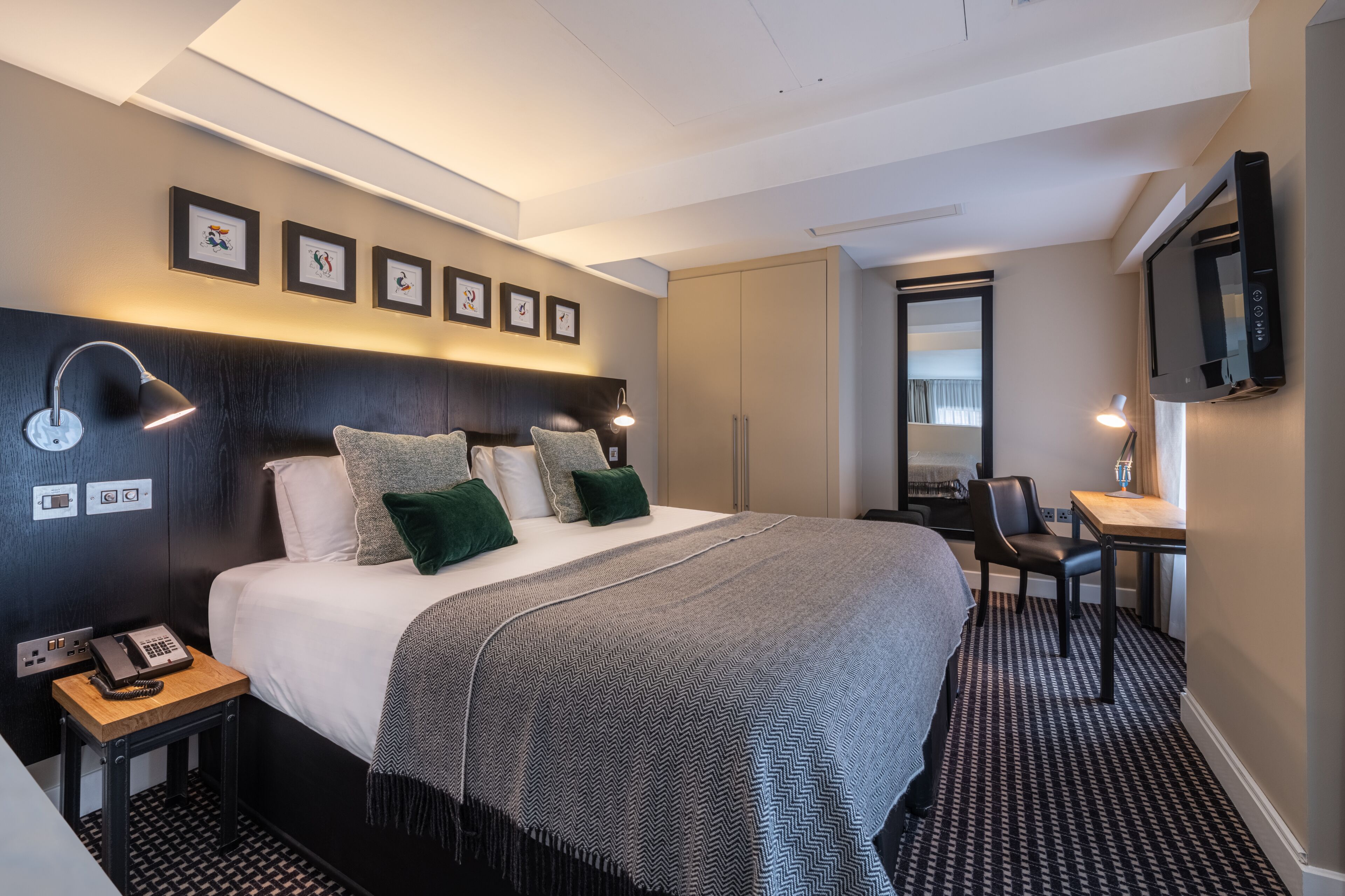 Suite – junior, flere senger | Allergitestet sengetøy, safe på rommet, skrivebord og blendingsgardiner