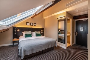 Camera Superior con letto matrimoniale o 2 letti singoli | Biancheria da letto ipoallergenica, cassaforte in camera, una scrivania