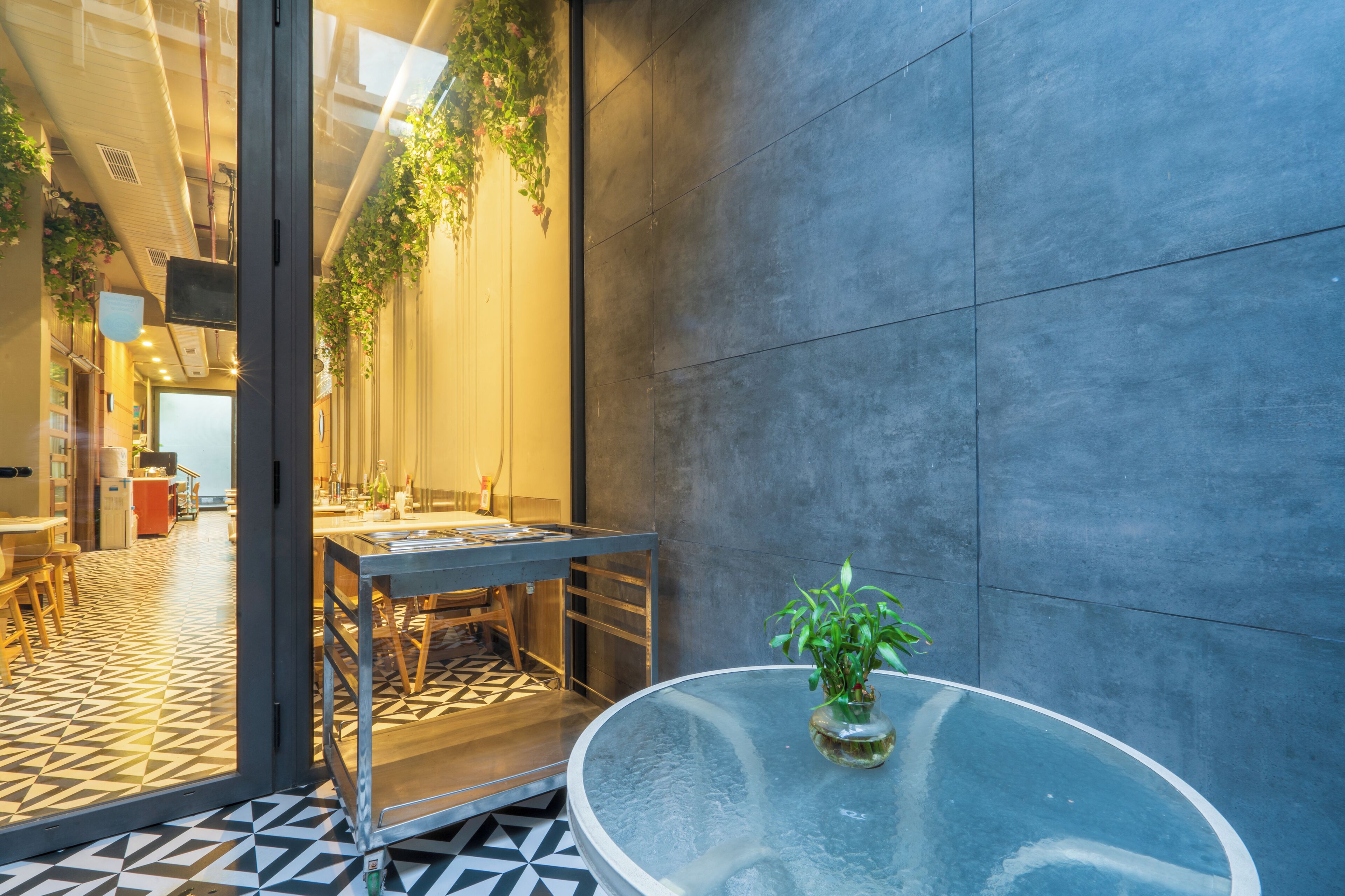 Se sirven desayunos, almuerzos y cenas; cocina internacional