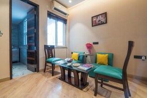 Suite room with kitchenette | Sengetøy av topp kvalitet, senger med overmadrass og safe på rommet