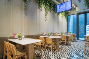 Breakfast, lunch and dinner served - Cosy Grand @Chanakyapuri by The Cosy Hotels. (New Delhi)