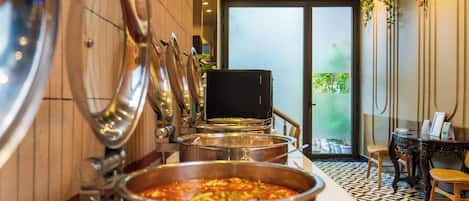 Breakfast, lunch, dinner served; international cuisine