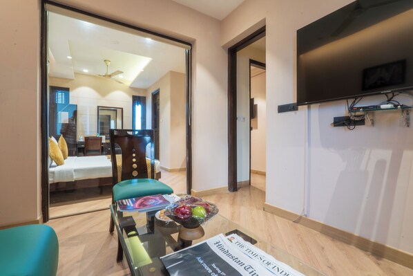 Suite room with kitchenette | 高級寝具、ピロートップベッド、セーフティボックス (室内)、デスク