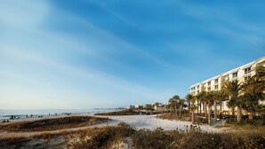 Privat strand, strandtelt (inkludert), solsenger og parasoller
