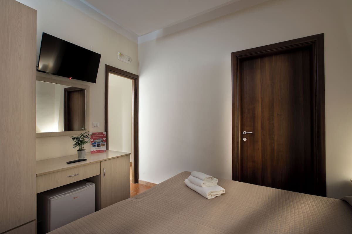 Familiekamer, kamers met tussendeur | Luxe beddengoed, een minibar, een bureau, een laptopwerkplek