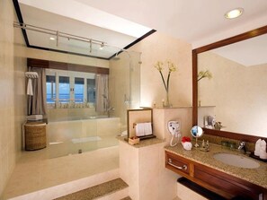 Suite | Baño | Artículos de higiene personal gratuitos, secador de pelo y albornoces