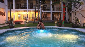 Tina de hidromasaje al aire libre