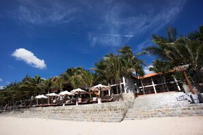 On the beach, sun-loungers, beach umbrellas, waterskiing - Novela Muine Resort & Spa (Phan Thiet)