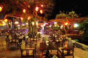 Lunch and dinner served, international cuisine