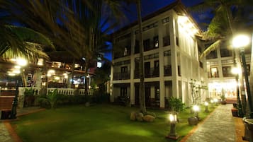 Mặt tiền nơi lưu trú - ban đêm