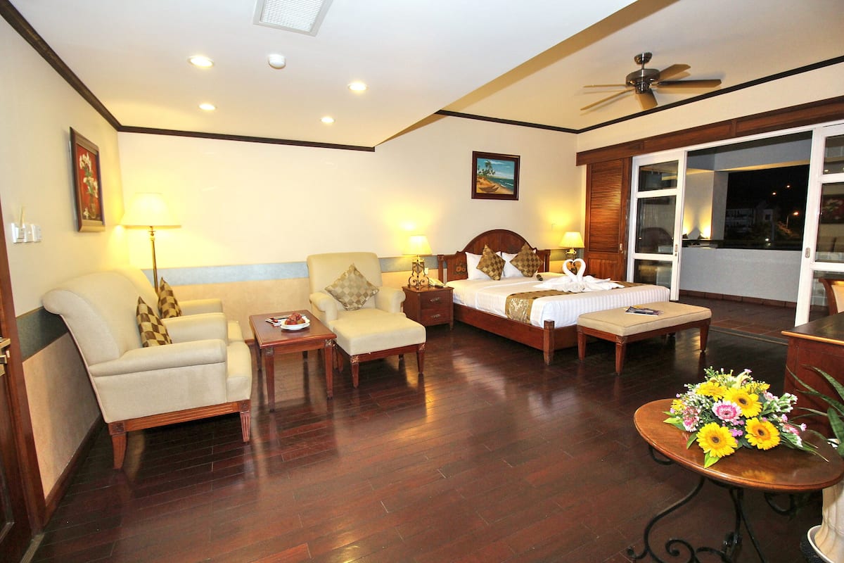 Suite | Bar mini, peti besi dalam bilik, meja, langsir/tirai gelap terus