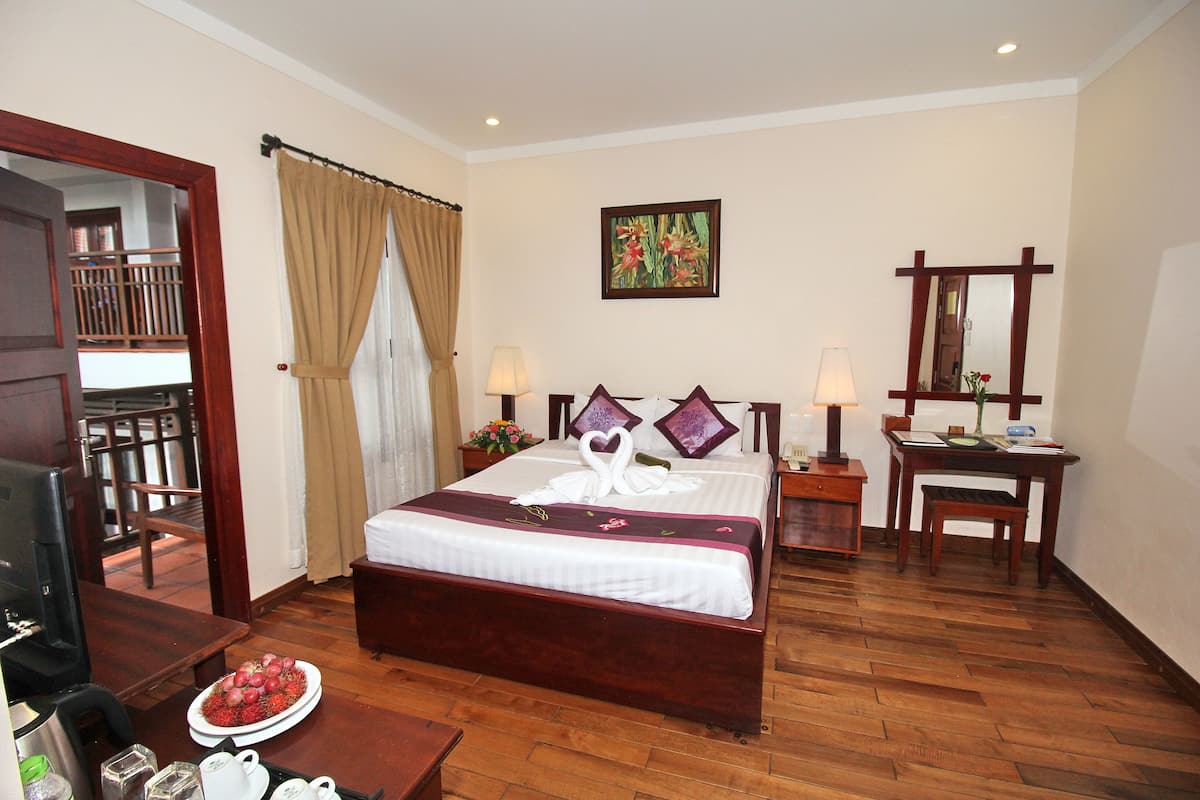 Deluxe Room | Bar mini, peti besi dalam bilik, meja, langsir/tirai gelap terus