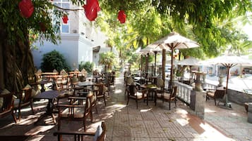 Phục vụ bữa trưa và bữa tối, món ăn mang phong cách quốc tế