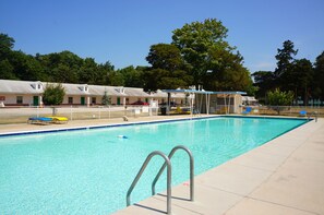 Outdoor pool - Hyland Motor Inn (Cape May Court House)