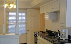 Deluxe Studio, Kitchen | Private kitchen | Fridge, microwave