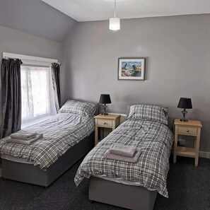 Tomannsrom, eget bad (TWIN ROOM)