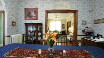 TĂ€gliches inbegriffenes groĂes FrĂŒhstĂŒck