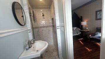 Premier Queen Room with Fireplace | Bathroom | Deep soaking tub, free toiletries, hair dryer, towels
