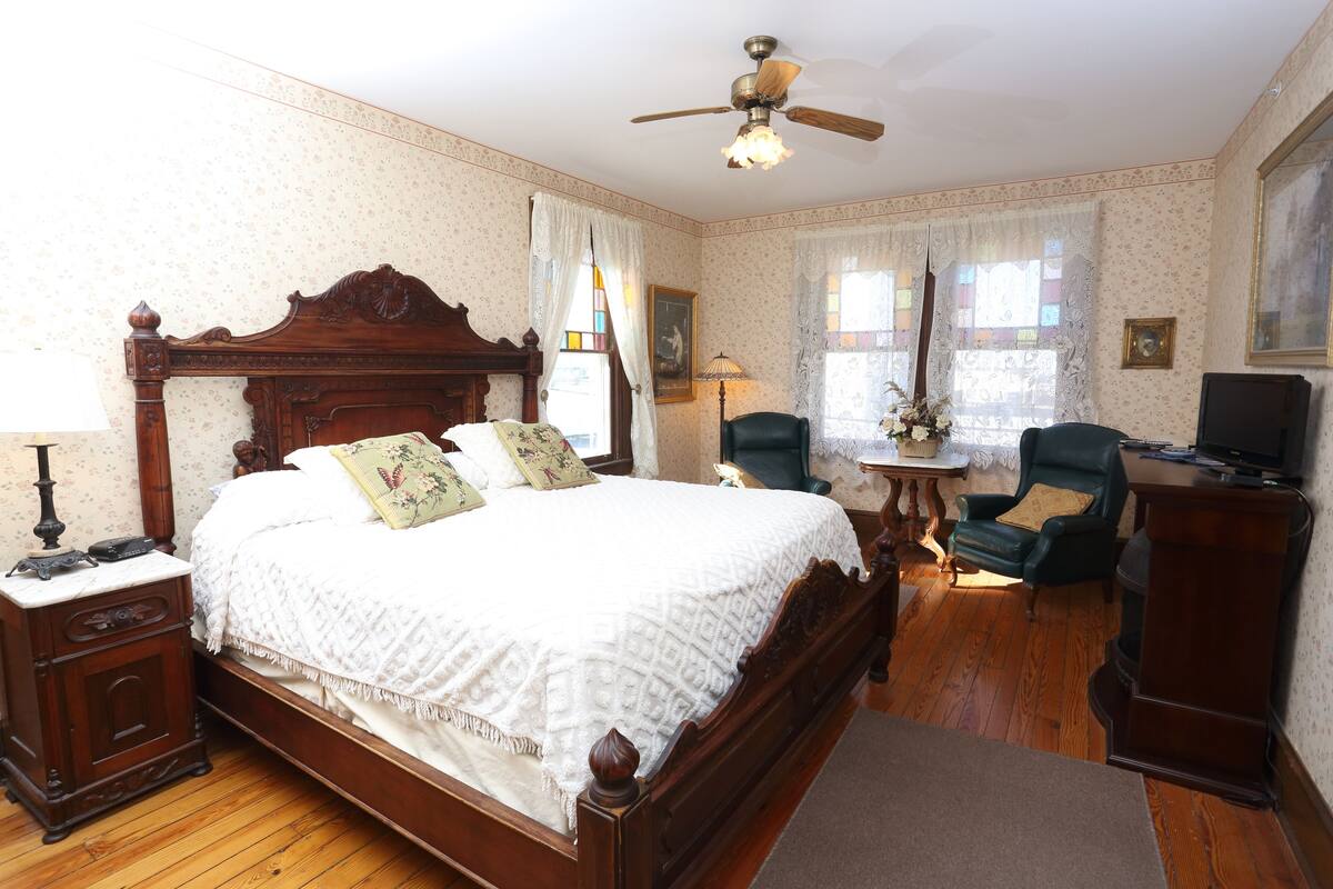 King Suite with Ocean View | Individually decorated, individually furnished, blackout drapes