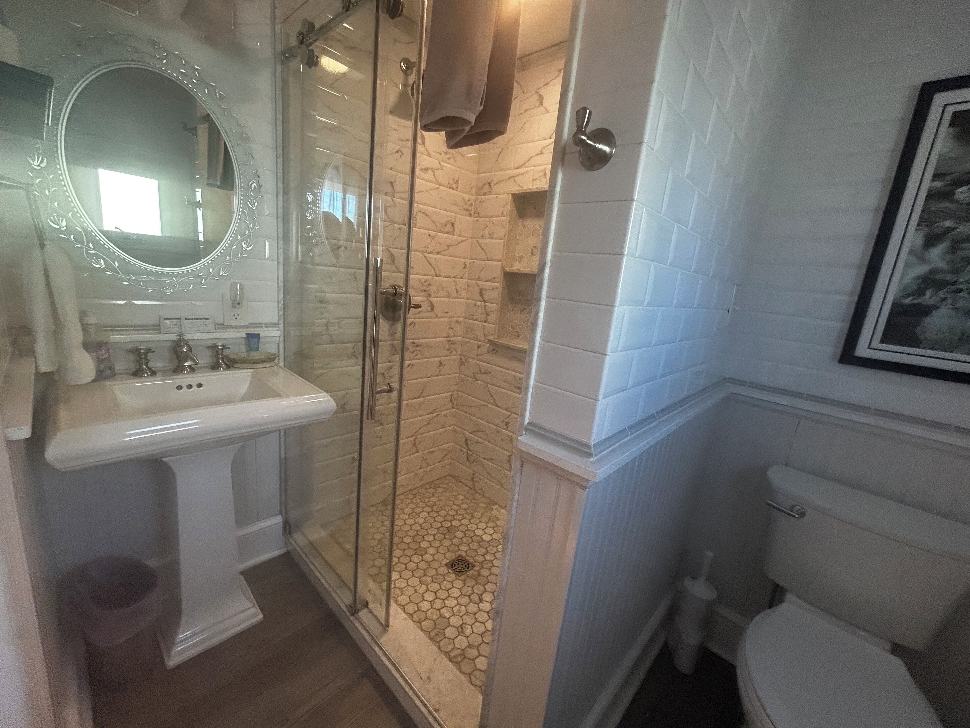 Deluxe Queen Room | Bathroom | Deep-soaking bathtub, free toiletries, hair dryer, towels