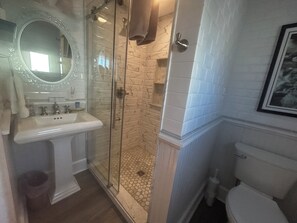 Deluxe Queen Room | Bathroom - Beauclaires Bed & Breakfast Inn (Cape May)