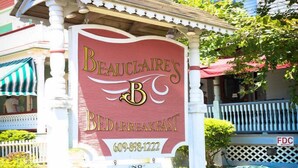 Un cartel de Beauclair's Bed Breakfast con un número de teléfono y un aviso de 'No hay habitaciones disponibles'.