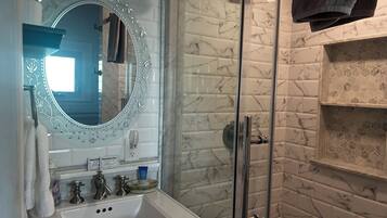 Deluxe Room, 1 Katil Ratu (Queen) | Bilik Mandi | Tab mandi rendaman dalam, kelengkapan dandanan diri percuma