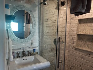 Deluxe Queen Room | Bathroom | Deep soaking tub, free toiletries, hair dryer, towels