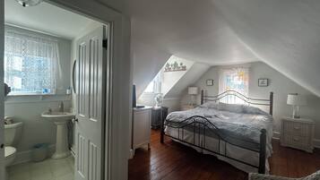 Deluxe Room, 1 Katil Raja (King), Ocean View | Dihias secara berasingan, dilengkapkan perabot secara berasingan