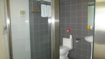 Shower, rainfall showerhead, free toiletries, hair dryer